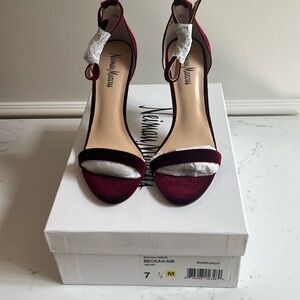 NEIMAN MARCUS BECAH-NM Burgandy suede heels size 7.5